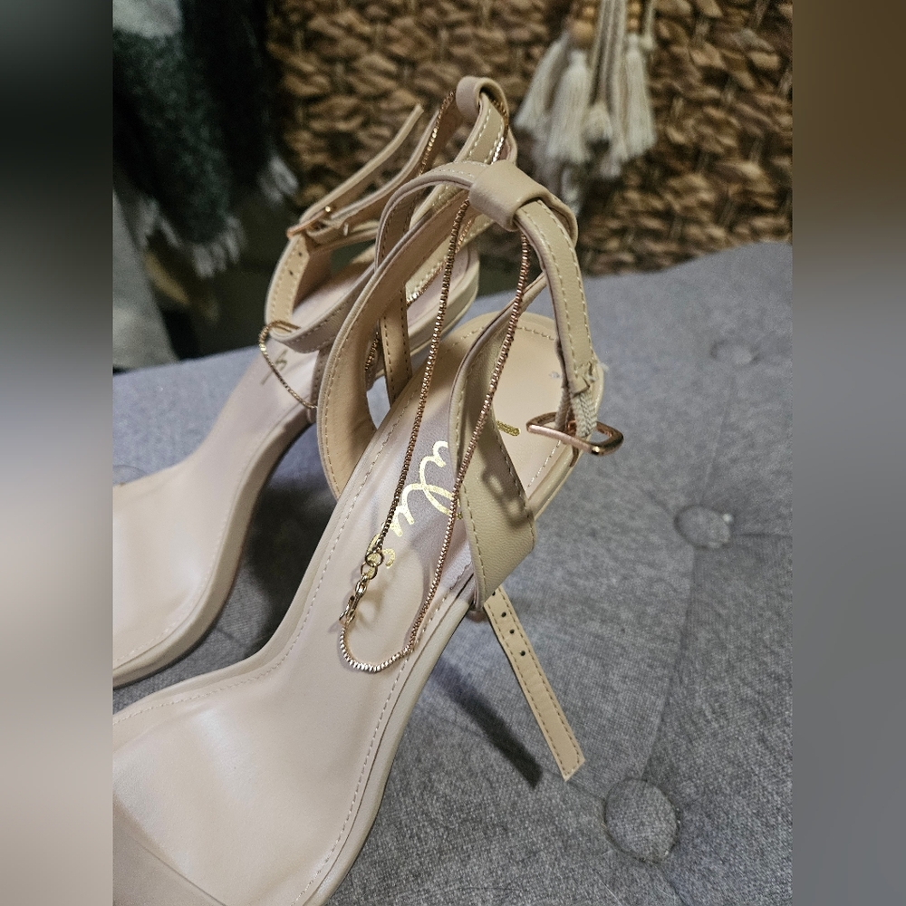 NWT Lulu's Nude Heels - Picture 4 of 7